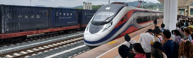 20220528_124019-train-arriving-muang-xai-L